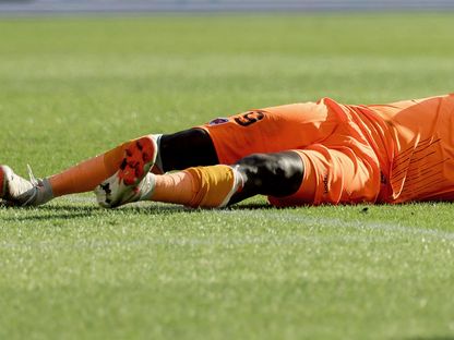 حارس مرمى كليرمون موري دياو بعد إصابته بألعاب نارية خلال مباراة ضد مونبلييه - 8 أكتوبر 2023 - AFP