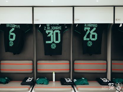 أقمصة نادي الأهلي في غرفة ملابس الفريق قبل مباراة الخليج بدوري روشن السعودي - 17 أغسطس 2023 - twitter/ALAHLI_FC