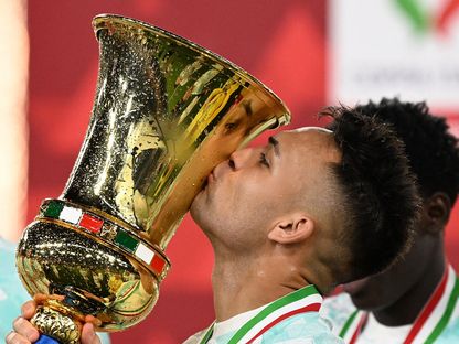 لاوتارو مارتينيز مهاجم إنتر ميلان يُقبّل كأس إيطاليا بعد التتويج باللقب - 24 مايو 2023 - reuters