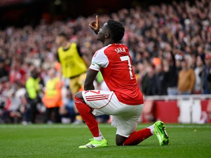 ساكا يحتفل بالتسجيل مع أرسنال في مباراته رقم 200 في الدوري الإنجليزي - 4 أكتوبر 2025 - Reuters