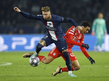 سيرجيو راموس في صراع على الكرة مع اللاعب جمال موسيالا في لقاء باريس سان جيرمان وبايرن ميونيخ -14 فبراير 2023 - Reuters