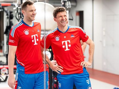 توماس مولر ومانويل نوير خلال حصة تدريبية لبايرن ميونيخ - 3 مايو 2023 - Twitter/@FCBayern