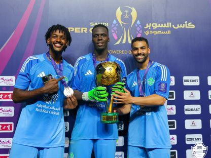 إدوارد ميندي حارس الأهلي يحمل كأس السوبر السعودي بعد الفوز على النصر - 23 أغسطس 2025 - x@ALAHLI_FC