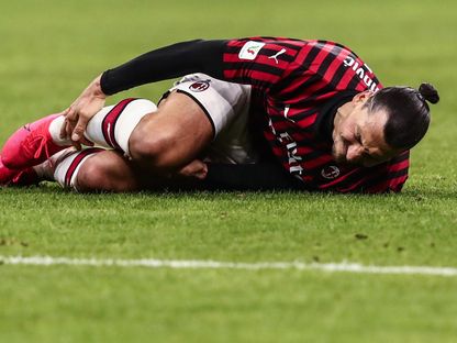 السويدي زلاتان إبراهيموفيتش يتألم جراء سقوطه في مباراة ذهاب نصف نهائي كأس إيطاليا أمام يوفنتوس - AFP