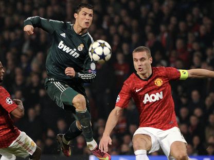 نيمانيا فيديتش وكريستيانو رونالدو في مباراة مان يونايتد وريال مدريد عام 2013 - Reuters