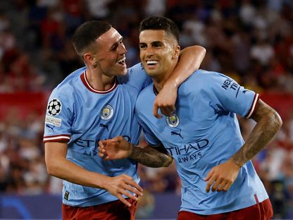 جواو كانسيلو مدافع مانشستر سيتي يحتفل مع زميله فيل فودين - 6 سبتمبر 2022 - Reuters