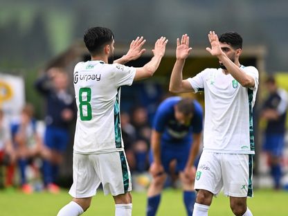 احتفال لاعبي الأهلي السعودي بتسجيل هدف في مرمى شتولفيلدن النمساوي - 19 يوليو 2023 - Twitter/Alahli_fc