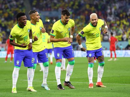 لاعبو البرازيل يرقصون احتفالا بتسجيل نيمار الهدف الثاني أمام كوريا الجنوبية - 5 ديسمبر 2022 - REUTERS