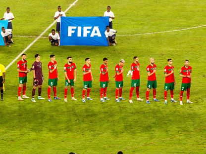 لاعبو منتخب المغرب أثناء عزف النشيد الوطني قبل انطلاق مباراة تنزانيا في تصفيات كأس العالم 2026 - 21 نوفمبر 2023 - X/@Izemanass