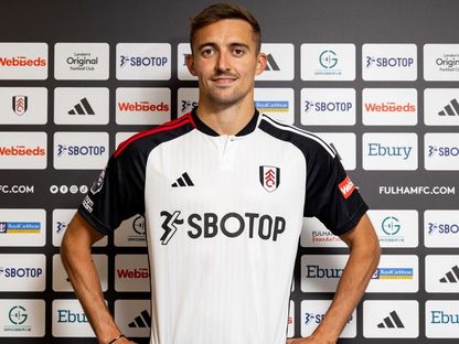 المدافع البلجيكي تيموثي كاستانيه يرتدي قميص فولهام - 29 أغسطس 2023 - fulhamfc.com