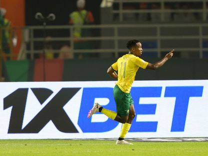 احتفال ثيمبا زواني لاعب منتخب جنوب إفريقيا بتسجيل هدف في مرمى ناميبيا بكأس أمم إفريقيا - 21 يناير 2024 - X/@CAF_Online