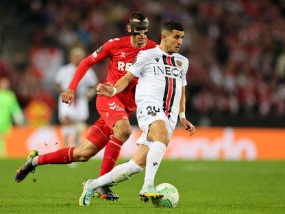 الدولي الجزائري يوسف عطال بقميص فريق نيس الفرنسي في مواجهة كولون - 3 نوفمبر 2022 - Reuters