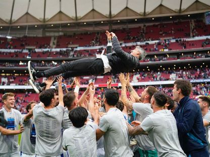 لاعبو ريال سوسيداد يحملون مدربهم إمانول ألغواسيل بعد التأهل إلى دوري أبطال أوروبا - 28 مايو 2023  - twitter/@RealSociedadEN