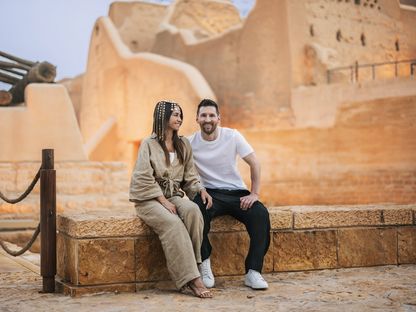 الأرجنتيني ليونيل ميسي وزوجته أنتونيلا في منطقة الدرعية بالسعودية - 2 مايو 2023 - Twitter/@AhmedAlKhateeb