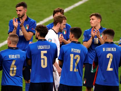 لاعبو إيطاليا يقيمون ممراً شرفياً للمنتخب الإنجليزي بعد المباراة النهائية ليورو 2020 - 12 يوليو 2021 - reuters