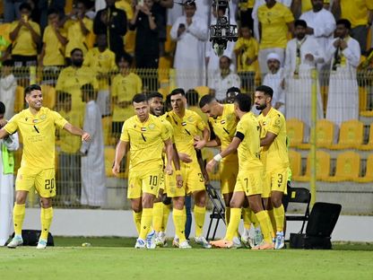 احتفال لاعبي الوصل بتسجيل هدف في مرمى العين بالدوري الإماراتي - 2 نوفمبر 2023 