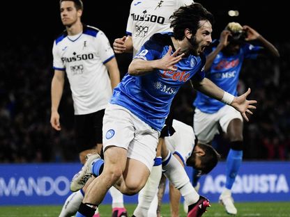 خفيتشا كفاراتسخيليا يسجل هدف نابولي الأول أمام أتالانتا في الدوري الإيطالي 11-3-2023 - Reuters
