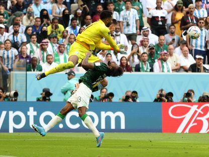 ياسر الشهراني خلال اصطدامه بركبة حارس المرمى السعودي محمد العويس - 22 نوفمبر 2022  - REUTERS