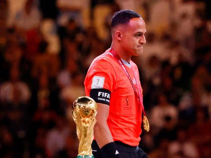 الحكم الأميركي- المغربي إسماعيل الفتح يمر بجانب كأس العالم - 18 ديسمبر 2022 - REUTERS