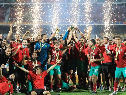 لاعبو المنتخب المغربي يحتفلون بفوزهم بلقب كأس الأمم الإفريقية لكرة القدم للمحليين، 7 فبراير 2021 - AFP