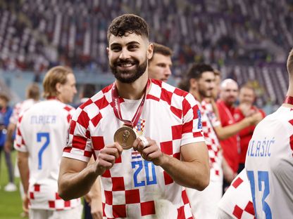 يوسكو جفارديول لاعب منتخب كرواتيا يحتفل بعد التتويج بالمركز الثالث في كأس العالم 2022 - 17 ديسمبر 2022 - REUTERS