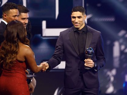 المغربي أشرف حكيمي يتسلم جائزة التشكيل المثالي للفيفا لعام 2022 - Reuters