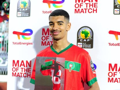 زكرياء وزان مع جائزة أفضل لاعب في مباراة المغرب والجزائر بكأس إفريقيا تحت 17 عاماً - 10 مايو 2023  - Twitter/@EnMaroc 