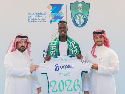 الحارس إدوارد ميندي يحمل قميص النادي الأهلي السعودي - 28 يونيو 2023 - Twitter/@ALAHLI_FC