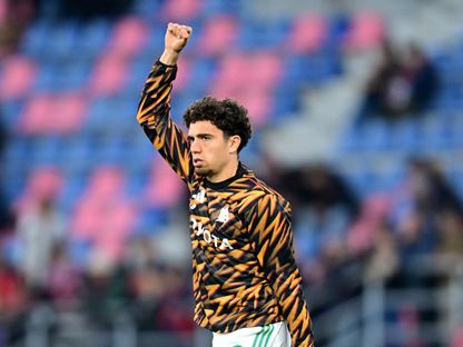 نائل العيناوي خلال الإحماء قبل مباراة بين روما وبولونيا بالدوري الأوروبي - 12 مارس 2026 - REUTERS