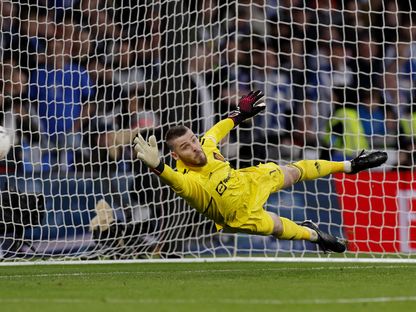 ديفيد دي خيا حارس مانشستر يونايتد خلال مواجهة برايتون في نصف نهائي كأس إنجلترا - 23 أبريل 2023 - reuters