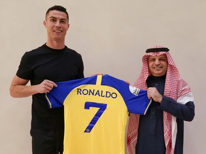 كريستيانو رونالدو بقميص فريقه الجديد النصر السعودي مع رئيس النادي مسلي آل معمر  - https://twitter.com/AlNassrFC