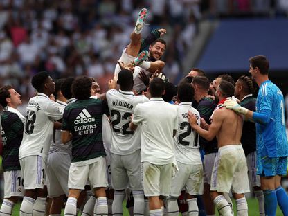 إدين هازارد مرفوعاً في الهواء بعد مباراة ريال مدريد وأتلتيك بلباو بالدوري الإسباني - 4 يونيو 2023  - Reuters 
