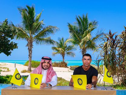 كريستيانو رونالدو ورئيس النصر عبد الله الماجد بعد تجديد عقده - 26 يونيو 2025 - X/@AlNassrFC