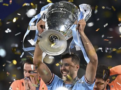 رودري يرفع كأس دوري أبطال أوروبا 2023 بعد تسجيل هدف فوز مان سيتي أمام الإنتر - Reuters