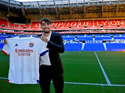 لاعب وسط ليون لوكاس باكيتا يعرض قميصه الجديد - الموقع الرسمي لنادي ليون الفرنسي على تويتر