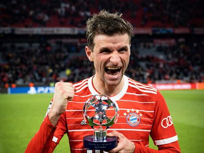 توماس مولر يحتفل بعد فوزه بجائزة أفضل لاعب في مباراة بايرن ميونيخ وباريس سان جيرمان - 8 مارس 2023 - TWITTER/@FCBayern