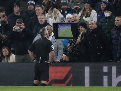 حكم مباراة ليفربول وتوتنهام في الدوري الإنجليزي يتابع "تقنية الفار" - Action Images via Reuters