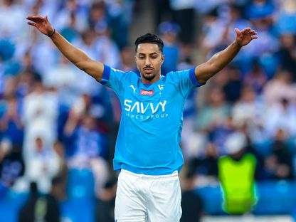 سالم الدوسري لاعب الهلال يقوم بعملية الإحماء قبل مواجهة ضمك بالدوري السعودي - 21 سبتمبر 2023  - X/@Alhilal_FC