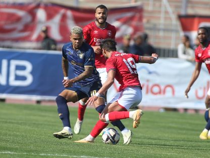 صراع على الكرة بين لاعب النجم الساحلي حسام بن علي ولاعب الترجي يان ساسي في مباراة الفريقين بالدوري التونسي - 10 مارس 2024 - AWP