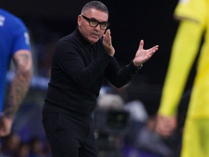 جلال القادري مدرب الحزم في مباراة الهلال بالدوري السعودي- 8 يناير 2026 - X/@aawsat_spt