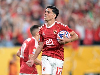 احتفال أشرف بن شرقي مهاجم الأهلي بهدف زميله محمد علي بن رمضان في مرمى بورتو البرتغالي بكأس العالم للأندية - 23 يونيو 2025 - Reuters