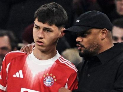 مدرب بايرن ميونيخ كومباني يوجه اللاعب اليافع فيليب بافيتش قبل مشاركته في مباراة أتالانتا بدوري أبطال أوروبا - 18 مارس 2026 - fcbayern.com