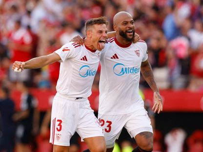 سيزار أزبليكويتا لاعب إشبيلية (يسار) يحتفل مع ماركاو بهدف ضد برشلونة  - 5 أكتوبر 2025 - Reuters