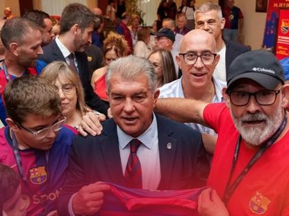 رئيس برشلونة جوان لابورتا مع مشجعين للنادي - 25 أكتوبر 2025 - fcbarcelona.es