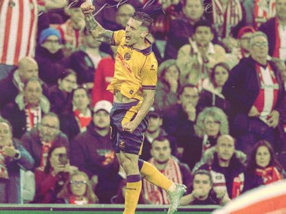 في مباراة القميص الكلاسيكي ألفونسو غونزاليس يحتفل بتسجيل هدف فياريال الثاني أمام أتلتيك بلباو في الدوري الإسباني - 12 أبريل 2026 - villarrealcf.es