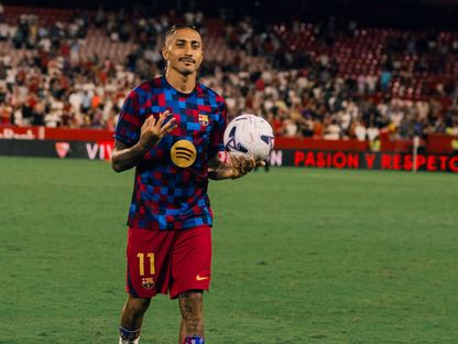 قائد برشلونة رافينيا يحمل كرة "هاتريك" مباراة إشبيلية في الدوري الإسباني - 19 سبتمبر 2026 - X/@FCBarcelona