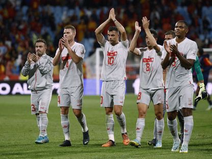 لاعبو سويسرا في تحية لجمهورهم بعد الفوز على إسبانيا - 24 سبتمبر 2022 - REUTERS