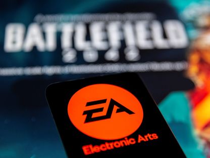 شعار Battlefield أمام هاتف ذكي يحمل شعار شركة Electronic Arts للألعاب - 16 سبتمبر 2021 - ٌReuters