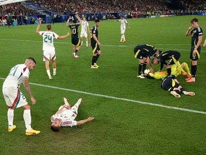 لحظة الإغماء على بارناباس فارغا  لاعب المجر في مواجهة اسكتلندا بعد اصطدامه مع حارس المرمى في "يورو 2024" - 23 يونيو 2024 - Reuters