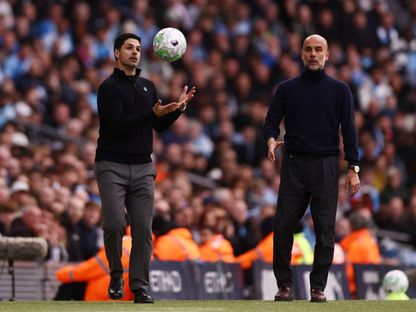 مدرب أرسنال ميكيل أرتيتا ومدرب مانشستر سيتي بيب غوارديولا خلال مواجهة الفريقين في الدوري الإنجليزي الممتاز - 19 أبريل 2026 - Reuters